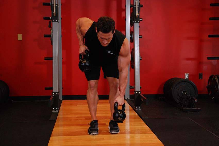 Alternating Kettlebell Row step 2